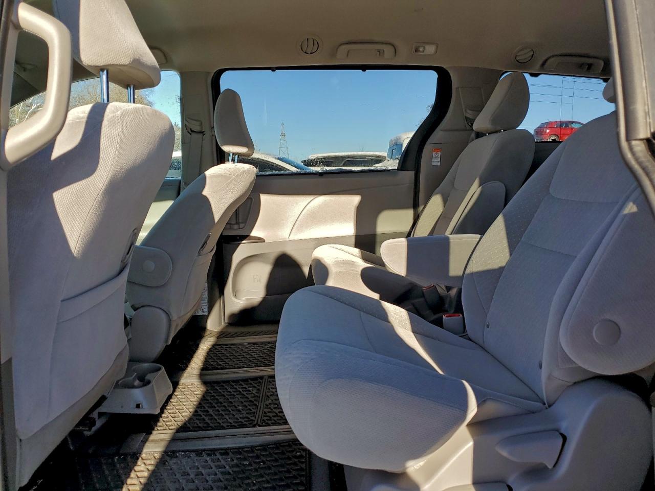 2020 TOYOTA SIENNA LE photo 11
