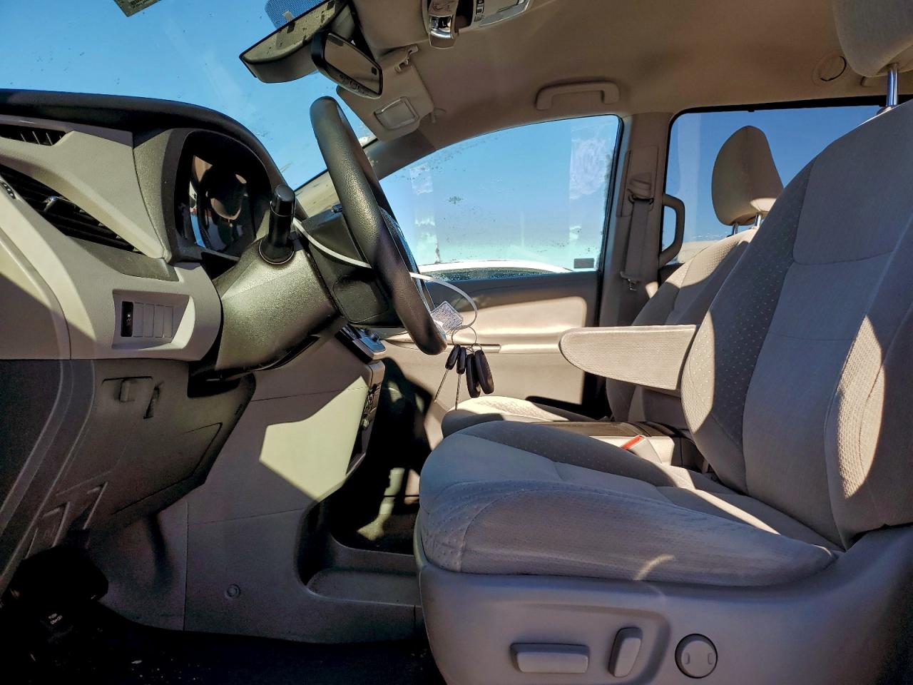 2020 TOYOTA SIENNA LE photo 7
