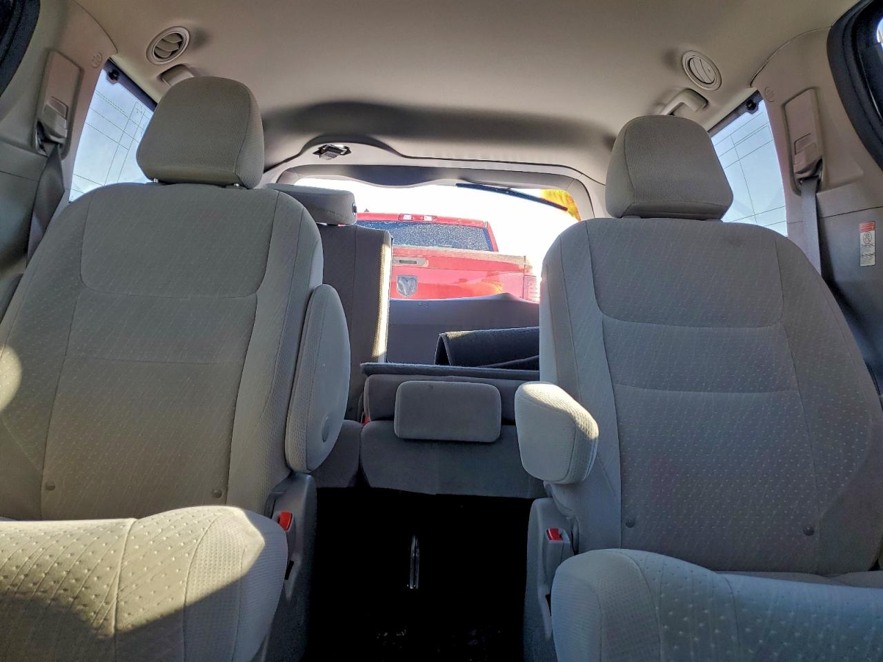 2020 TOYOTA SIENNA LE photo 10