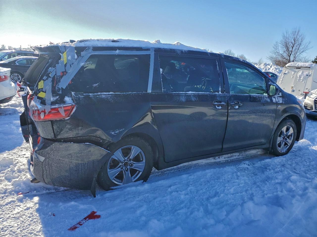 2020 TOYOTA SIENNA LE photo 3