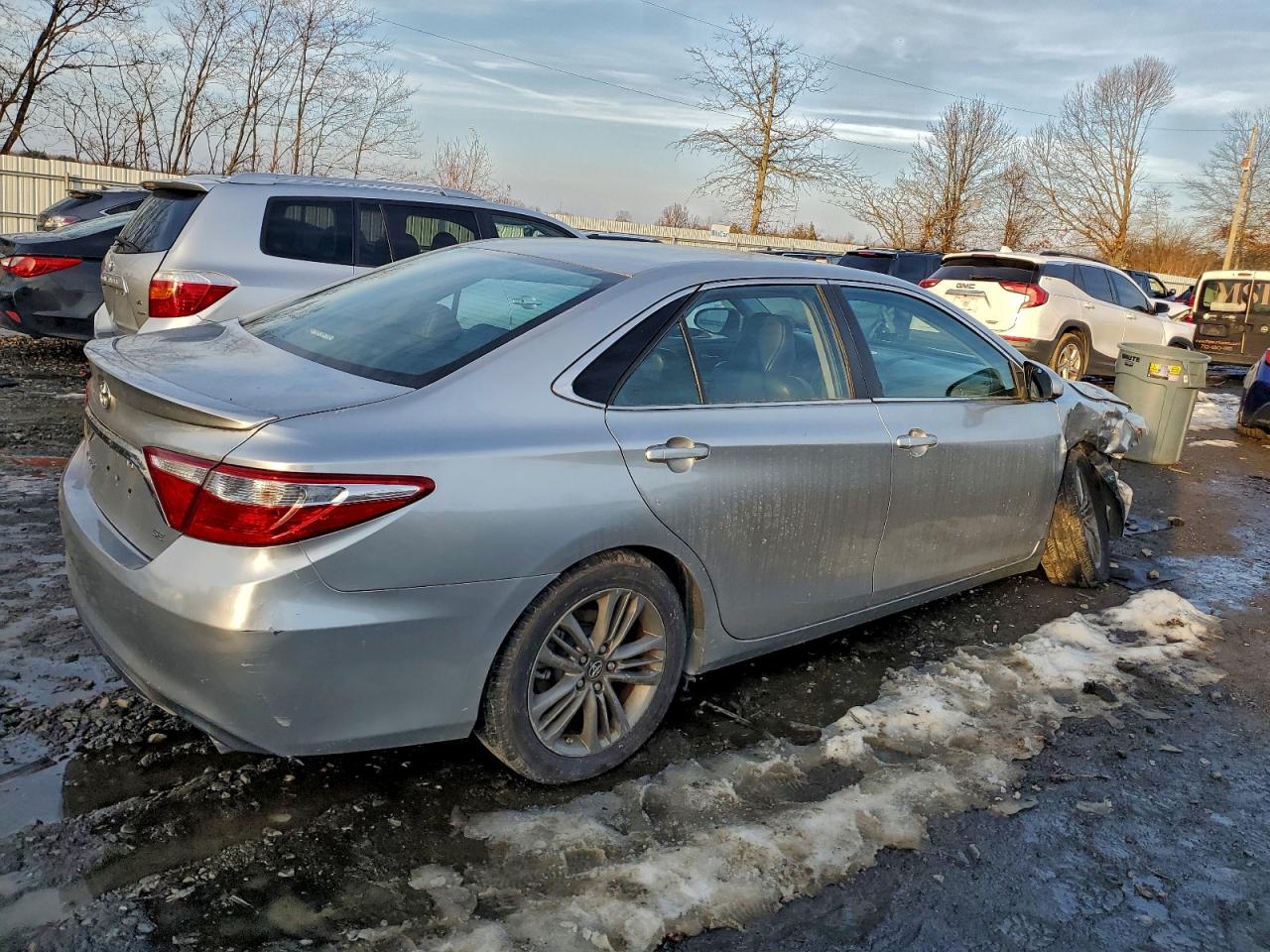 2017 TOYOTA CAMRY LE photo 3