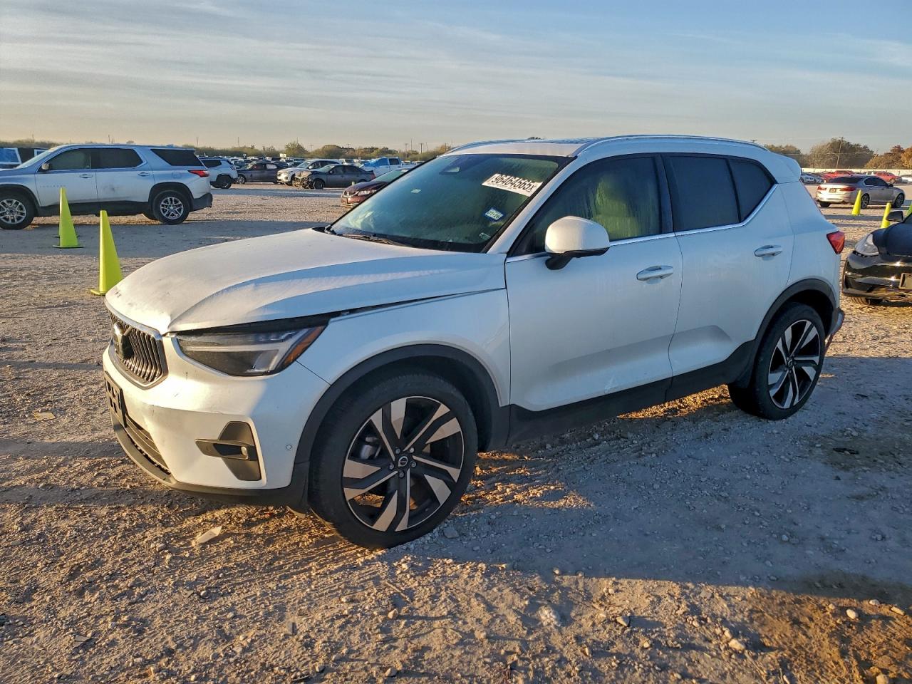 2023 VOLVO XC40