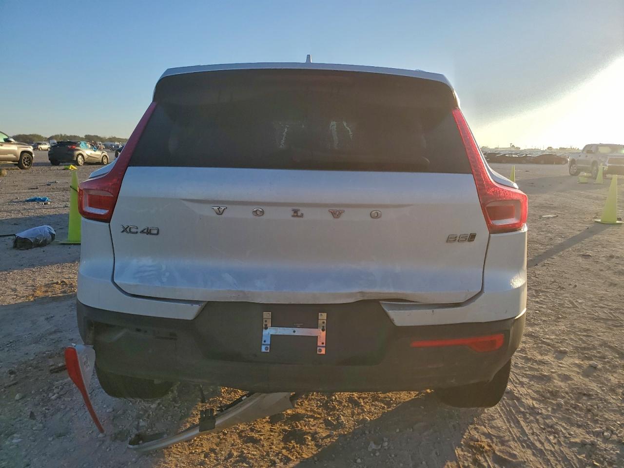 2023 VOLVO XC40 ULTIMATE photo 6