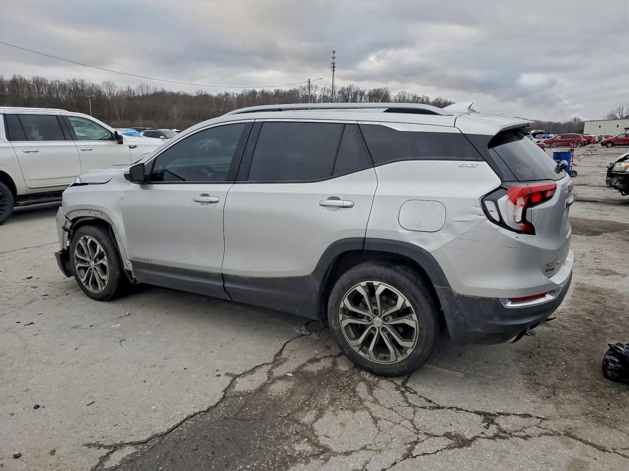 2019 GMC TERRAIN SLT photo 2
