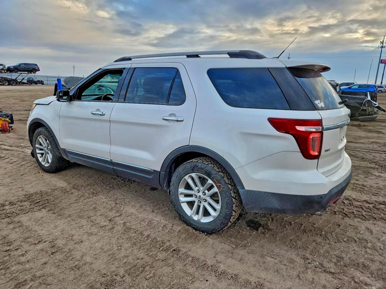 2015 FORD EXPLORER XLT photo 2