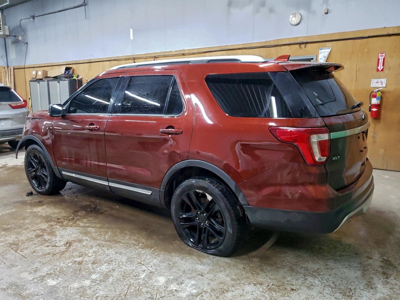 2016 FORD EXPLORER XLT photo 2
