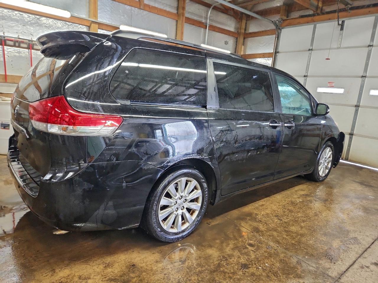 2014 TOYOTA SIENNA XLE photo 3