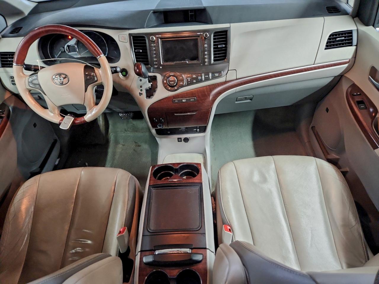 2014 TOYOTA SIENNA XLE photo 8