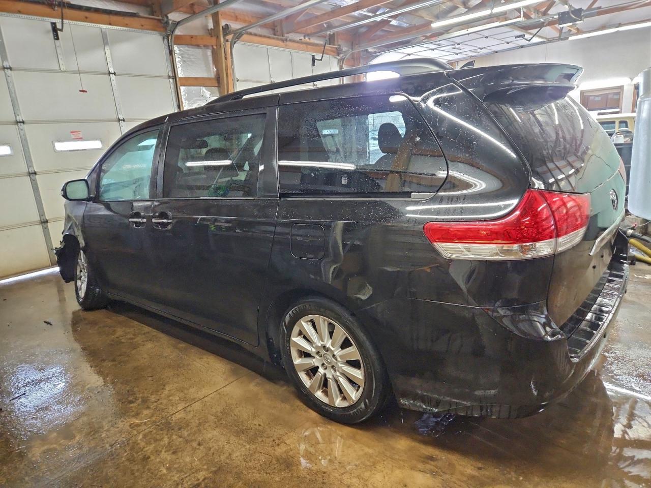 2014 TOYOTA SIENNA XLE photo 2