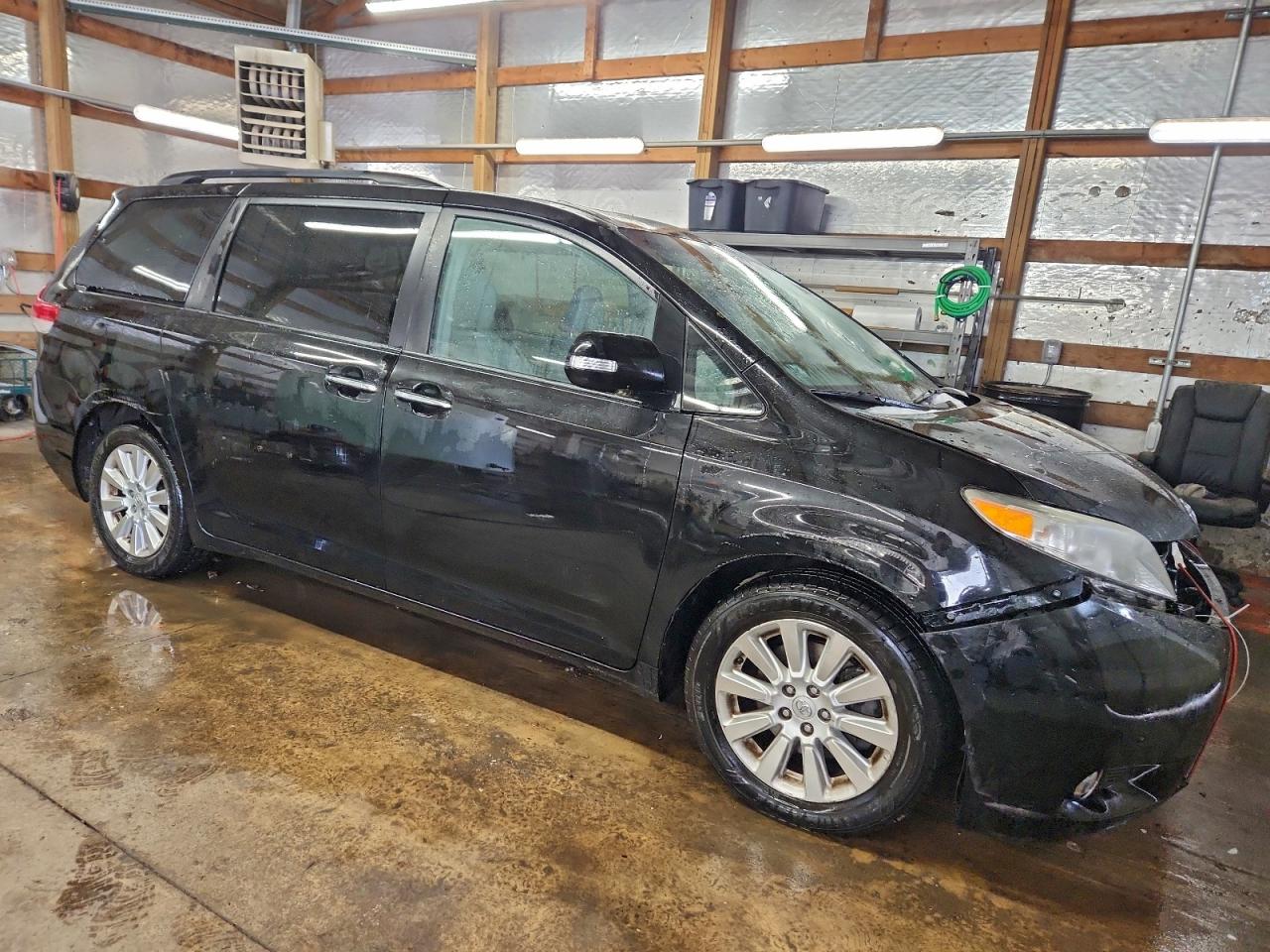 2014 TOYOTA SIENNA XLE photo 4