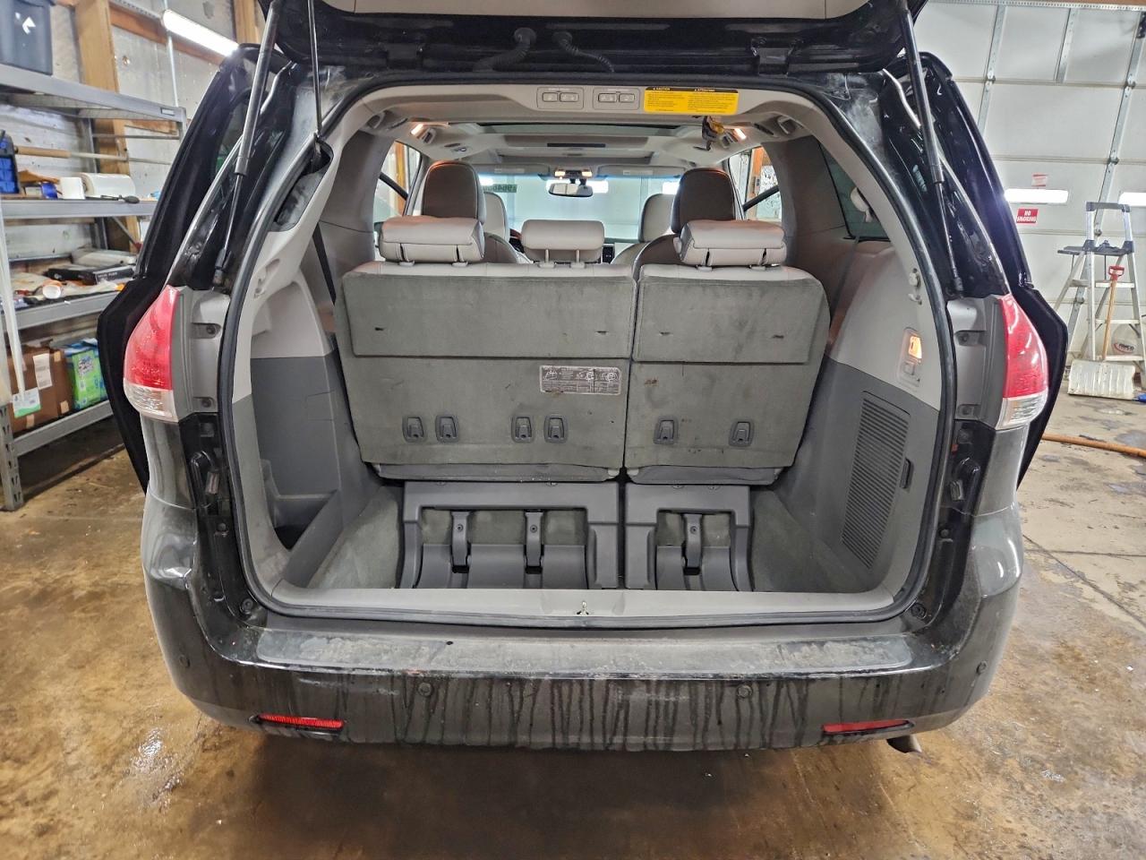 2014 TOYOTA SIENNA XLE photo 6