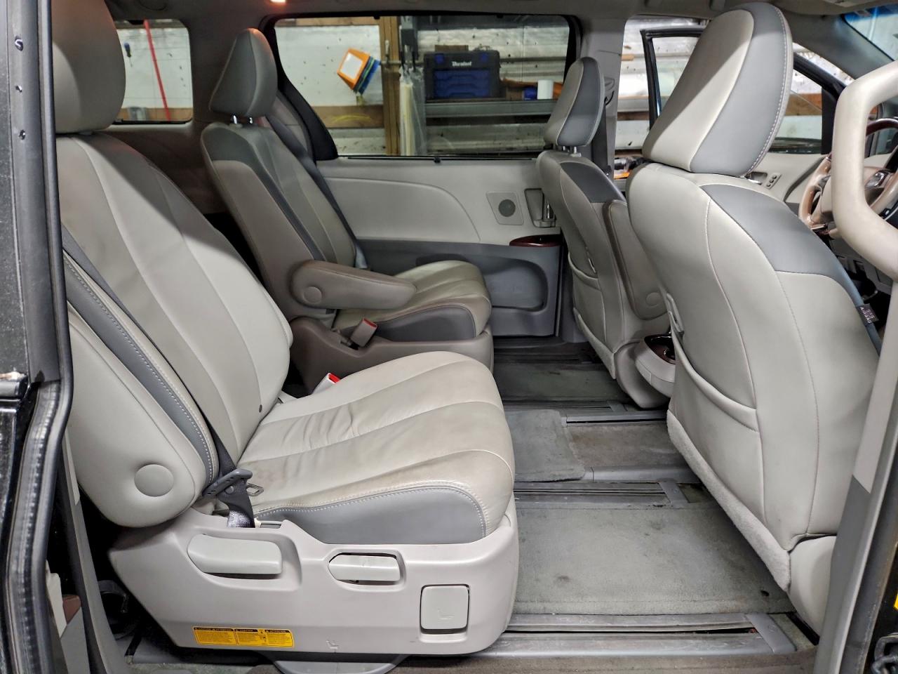 2014 TOYOTA SIENNA XLE photo 11
