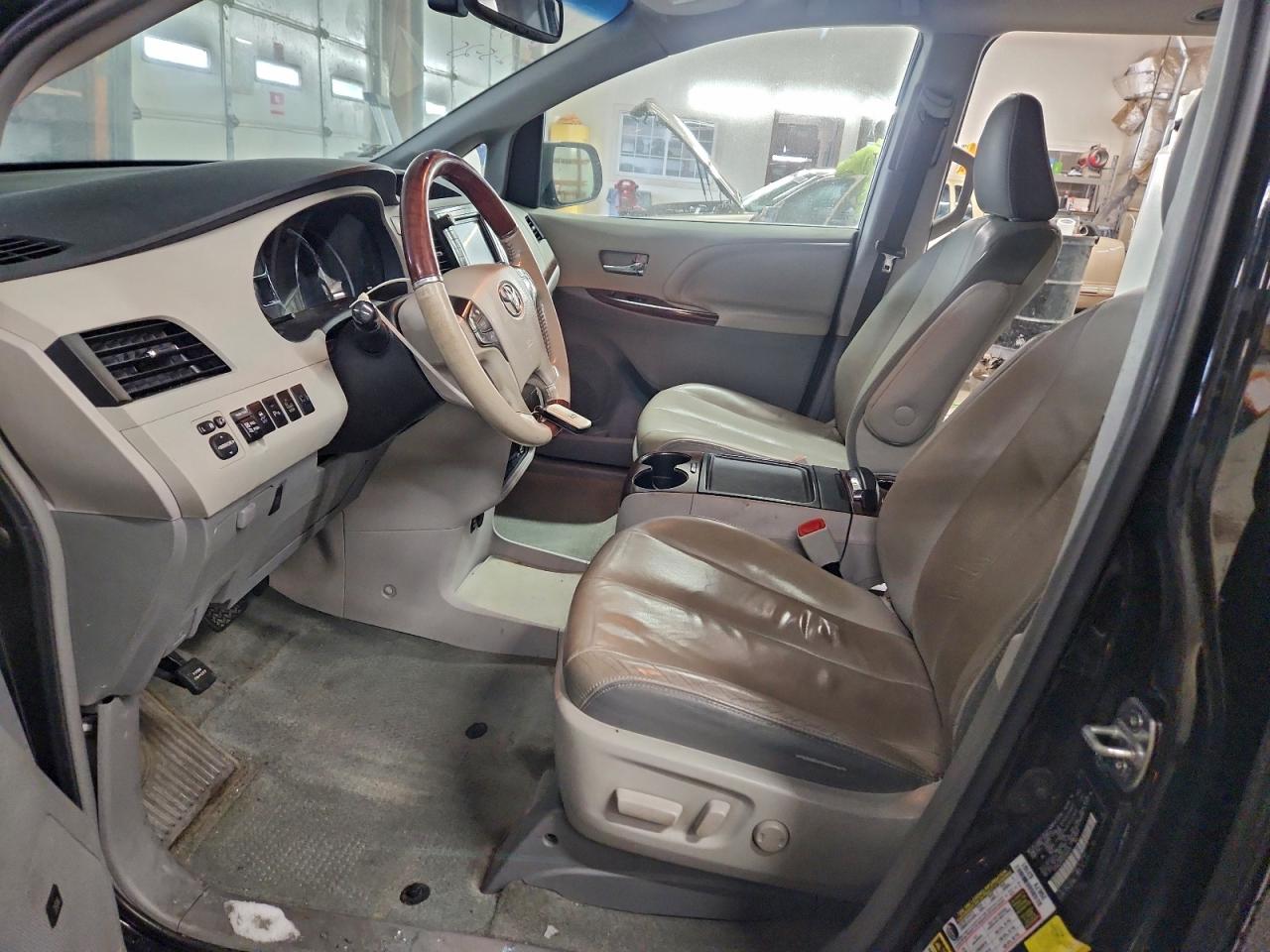 2014 TOYOTA SIENNA XLE photo 7