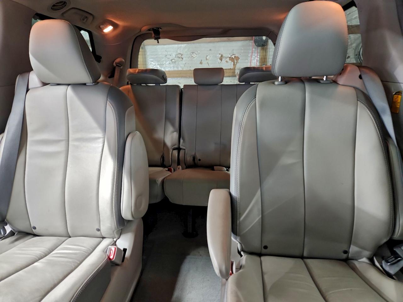 2014 TOYOTA SIENNA XLE photo 10