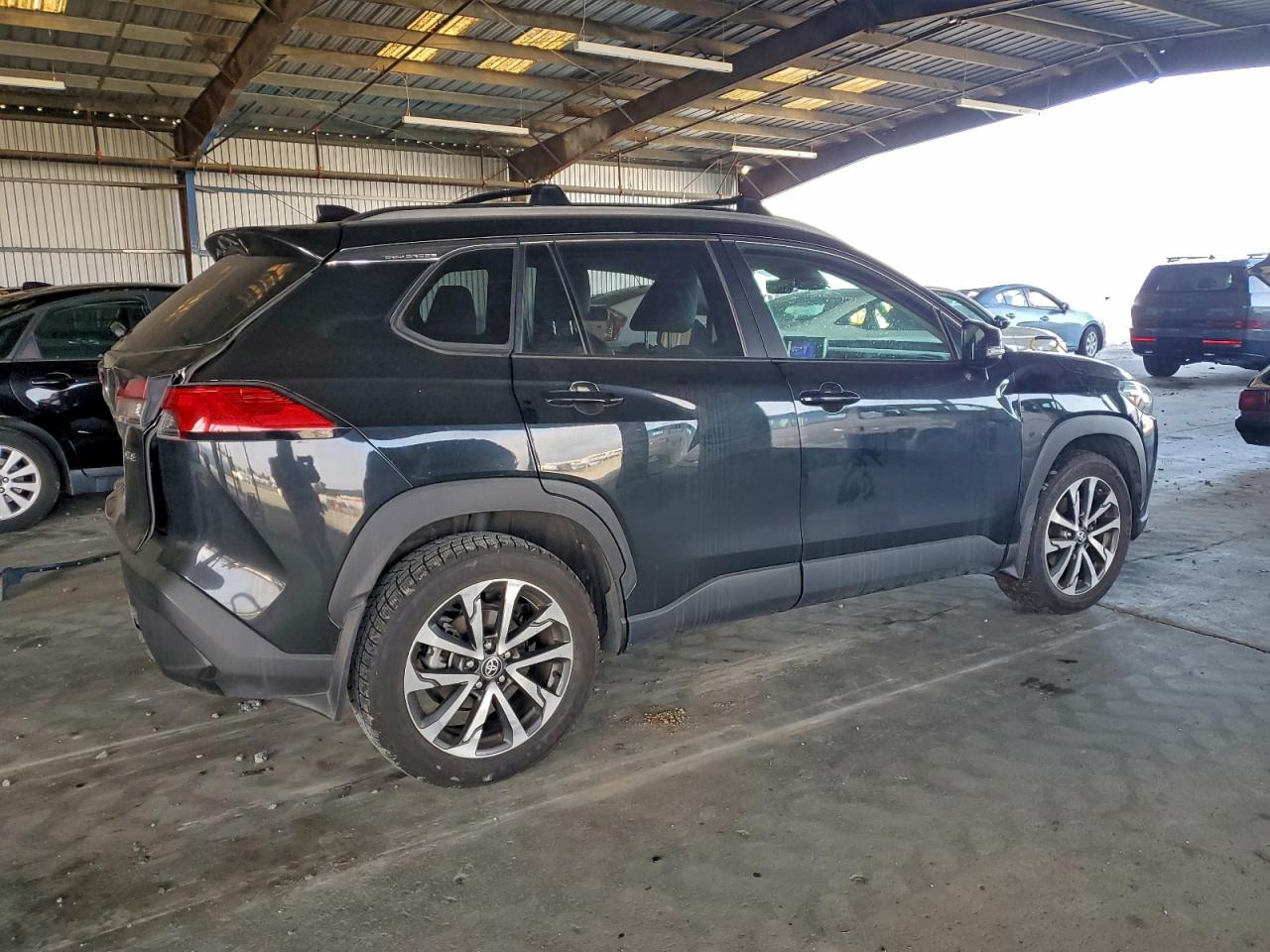 2023 TOYOTA COROLLA CROSS XLE photo 3