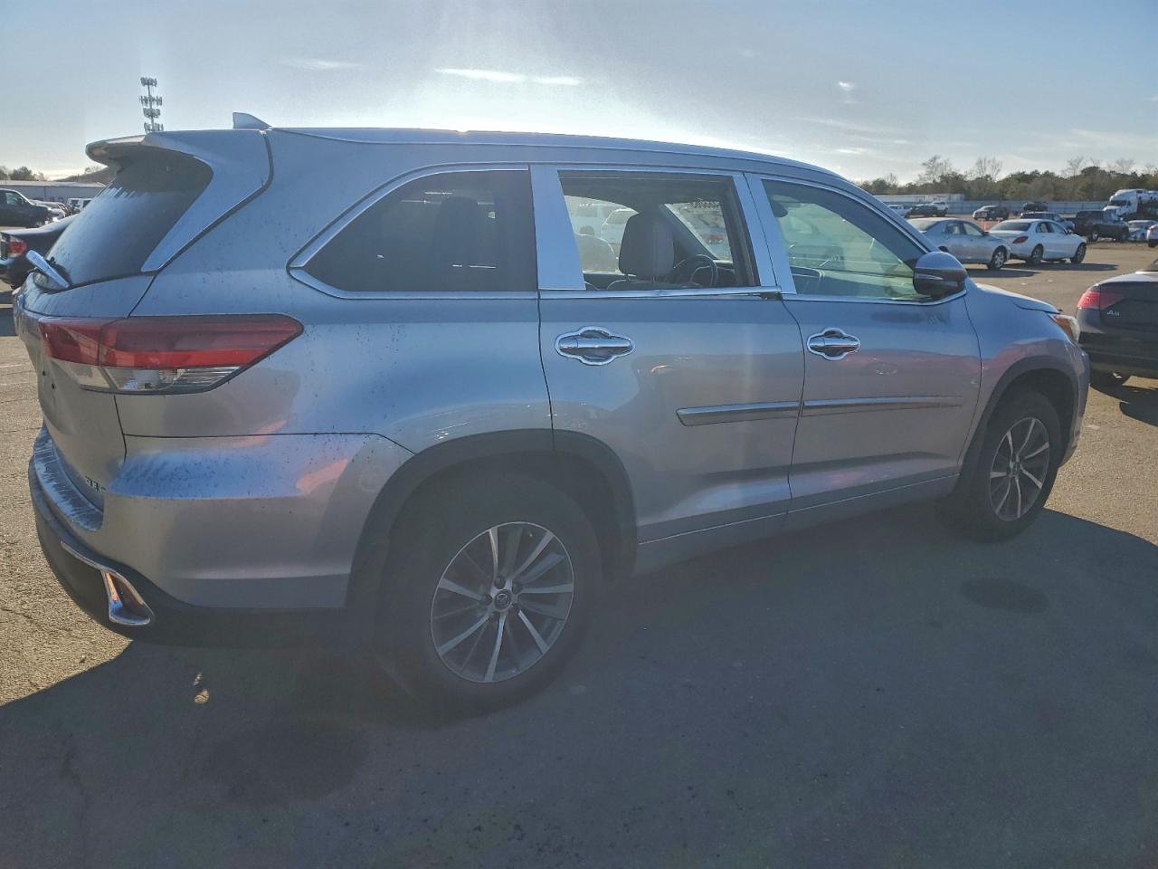 2018 TOYOTA HIGHLANDER SE photo 3