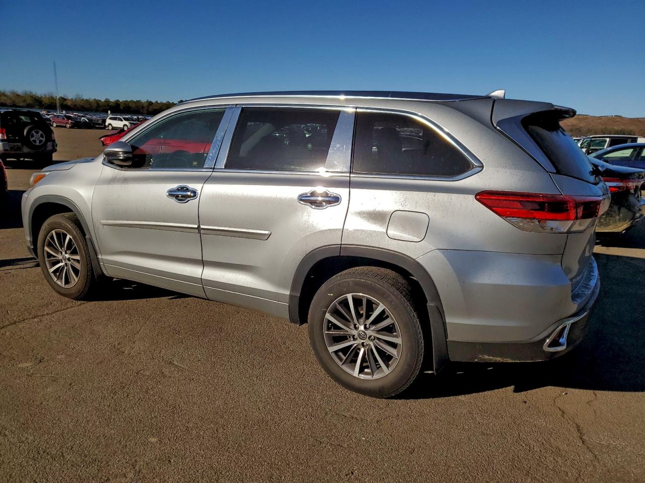 2018 TOYOTA HIGHLANDER SE photo 2