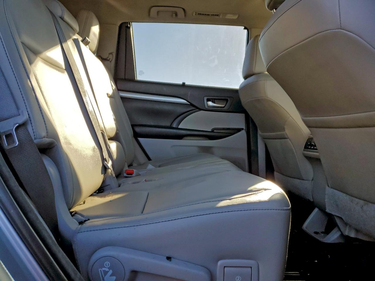 2018 TOYOTA HIGHLANDER SE photo 11
