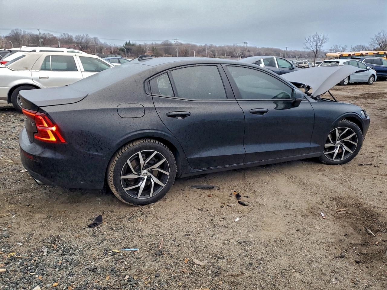 2020 VOLVO S60 T6 MOMENTUM photo 3