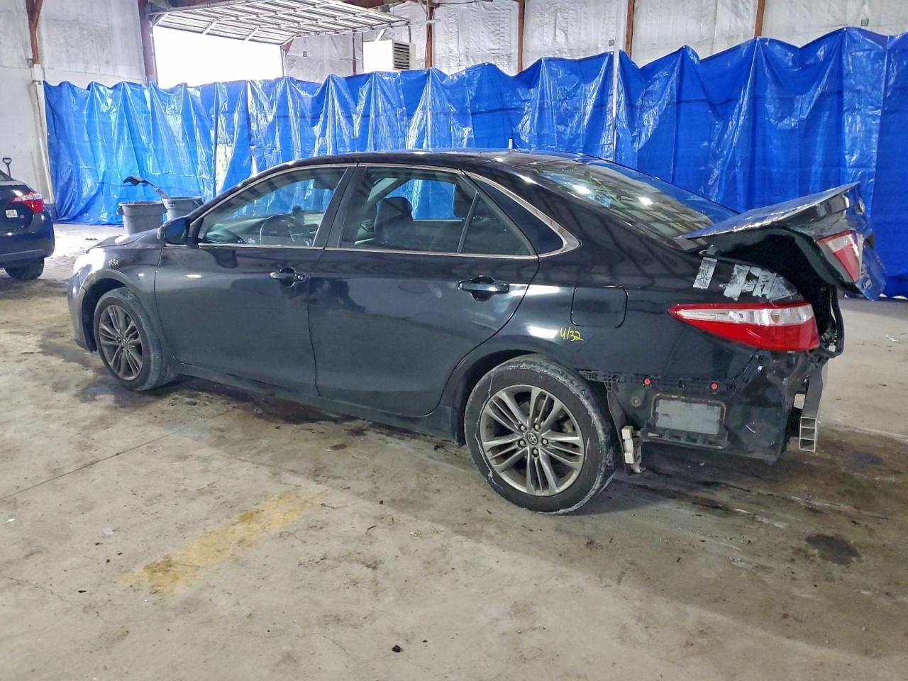 2016 TOYOTA CAMRY LE photo 2