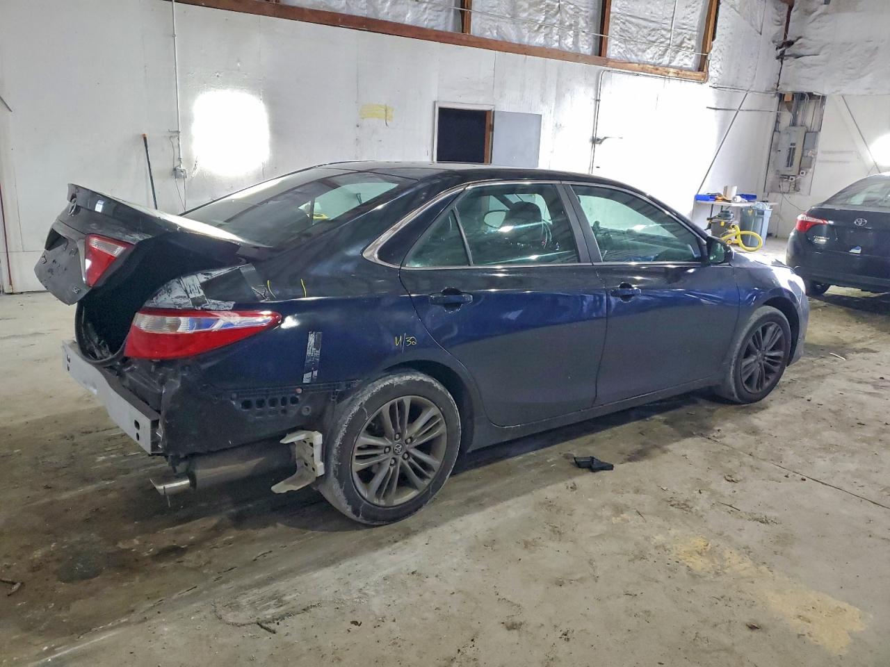 2016 TOYOTA CAMRY LE photo 3