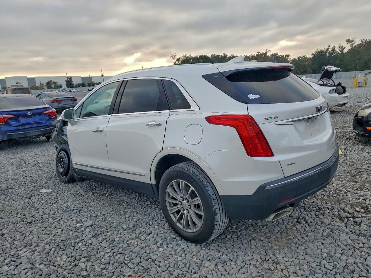 2018 CADILLAC XT5 LUXURY photo 2