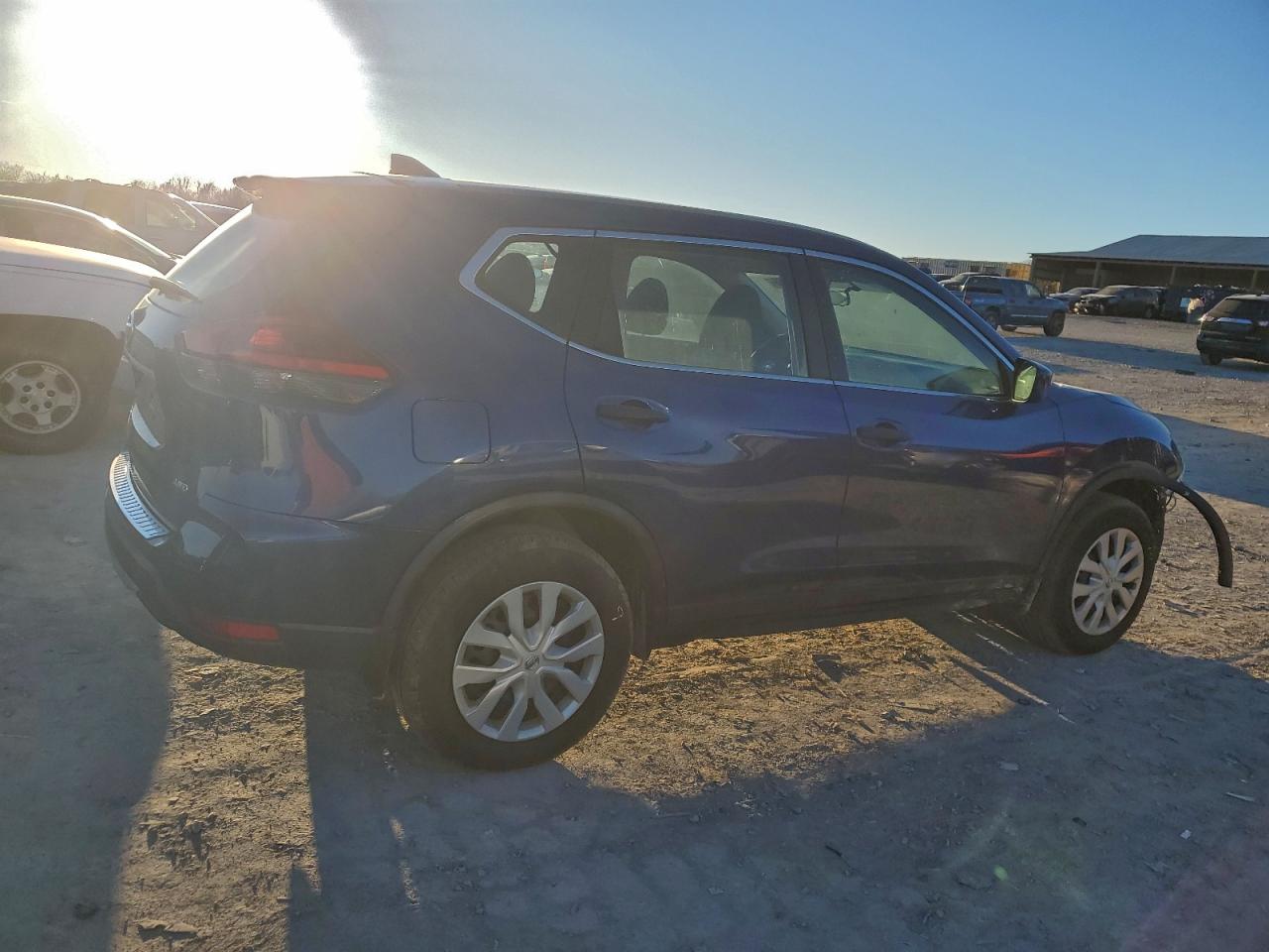 2017 NISSAN ROGUE photo 3