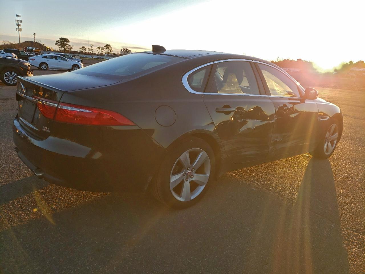 2018 JAGUAR XF photo 3