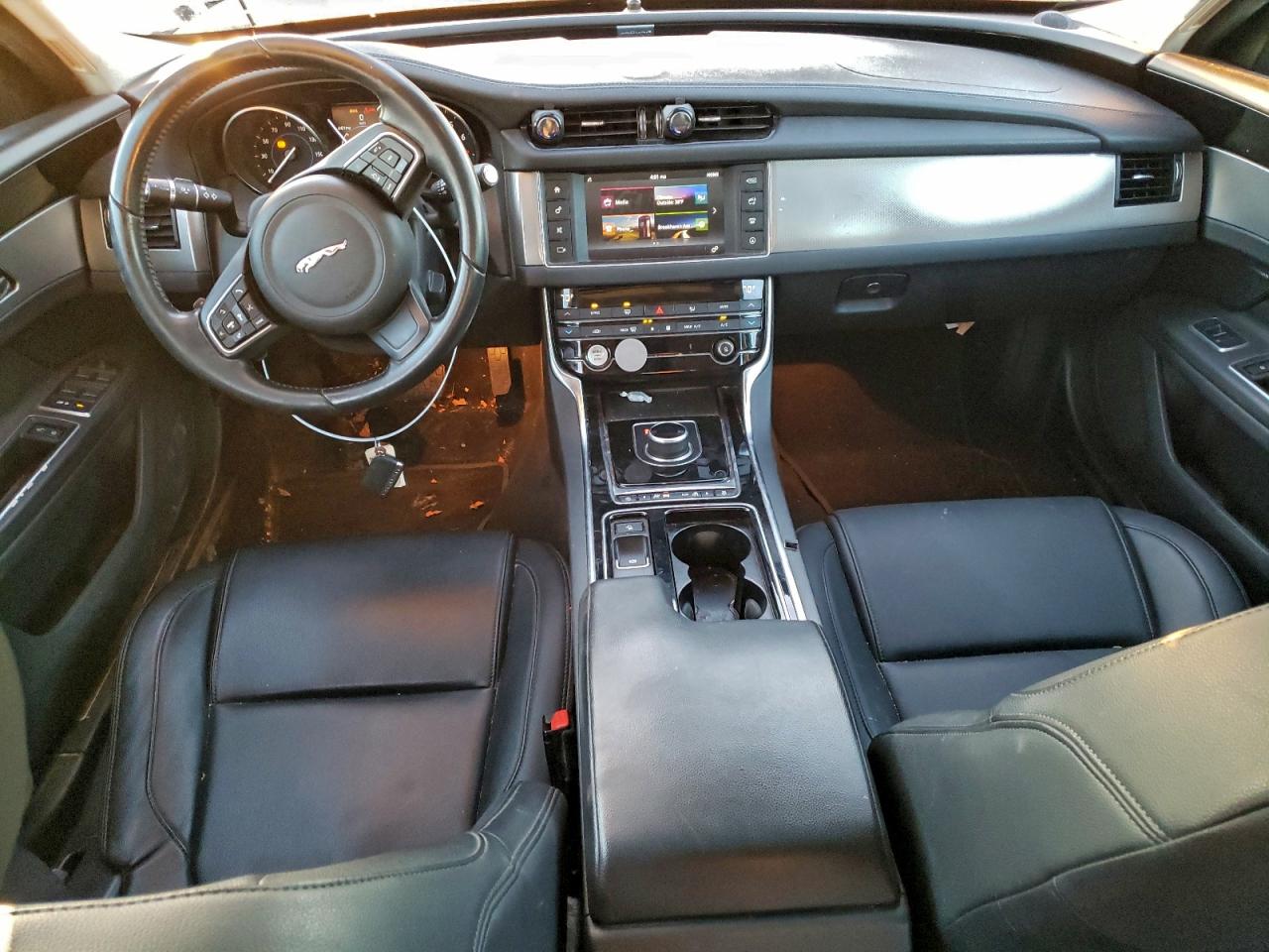 2018 JAGUAR XF photo 8