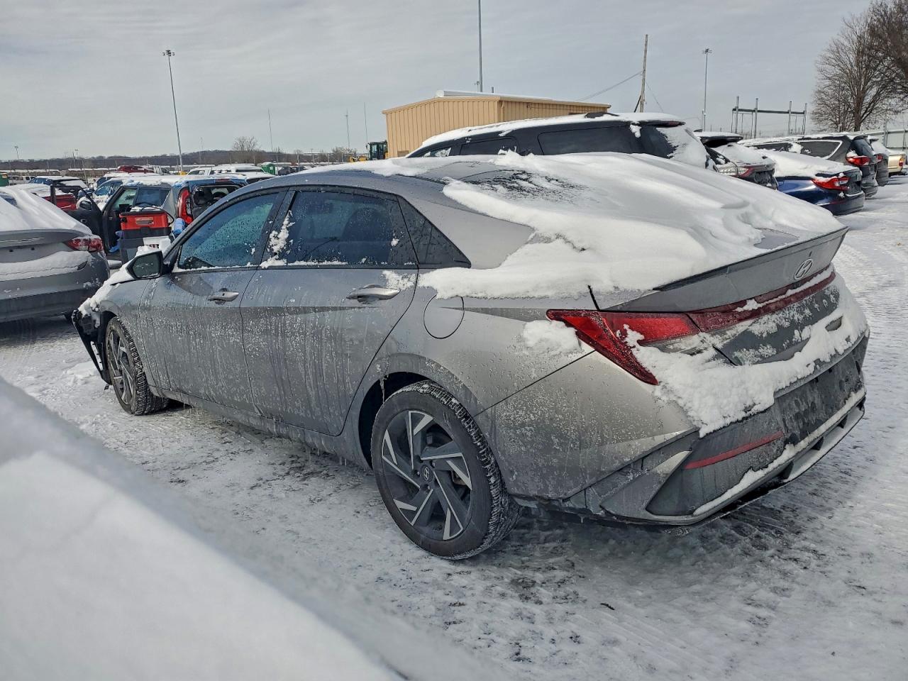 2025 HYUNDAI ELANTRA SEL SPORT photo 2