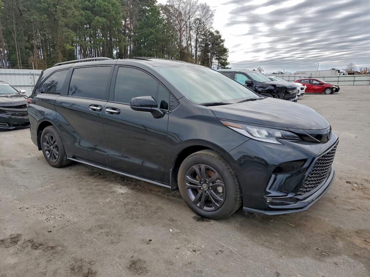 2025 TOYOTA SIENNA XSE photo 4