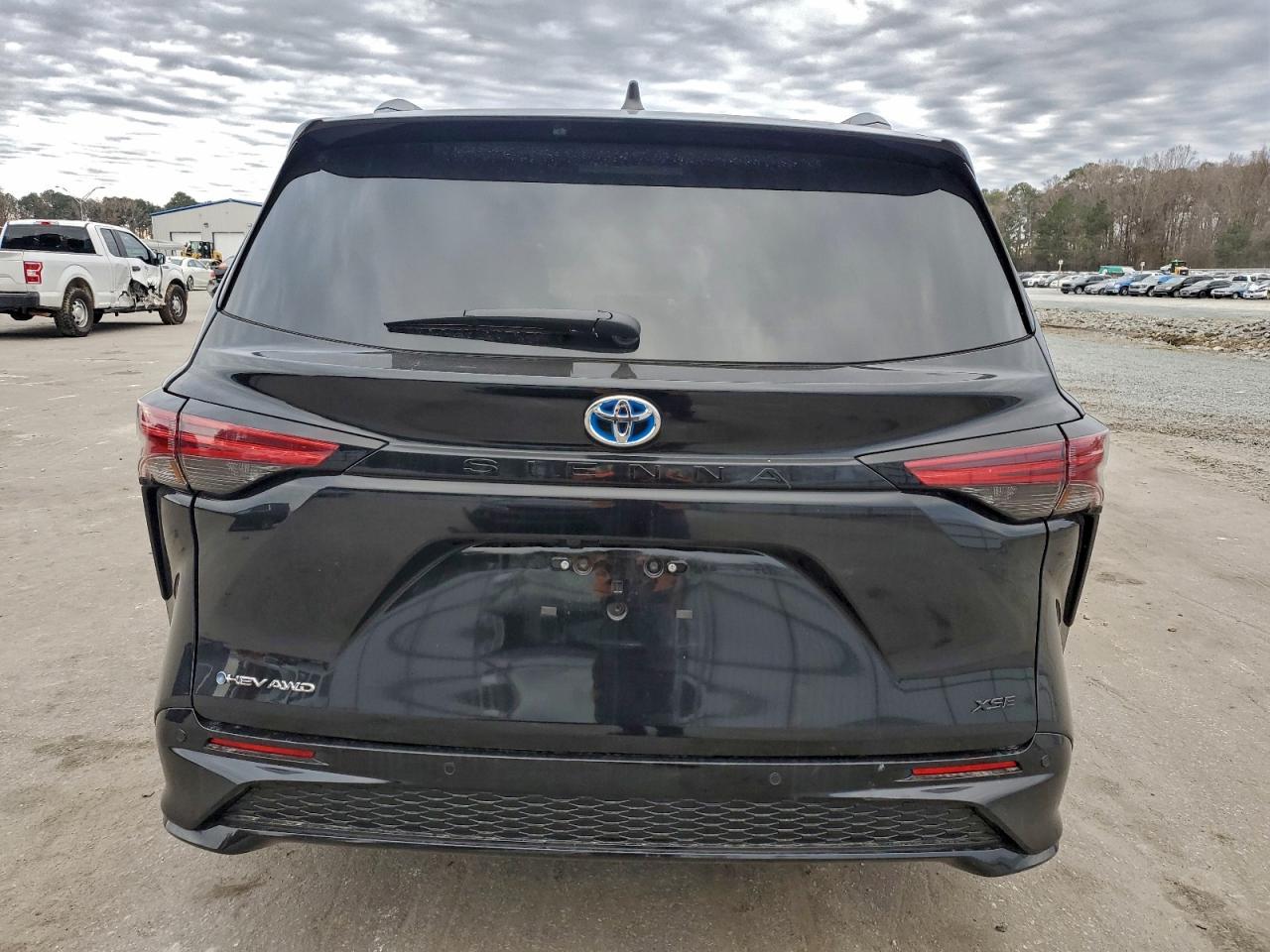 2025 TOYOTA SIENNA XSE photo 6