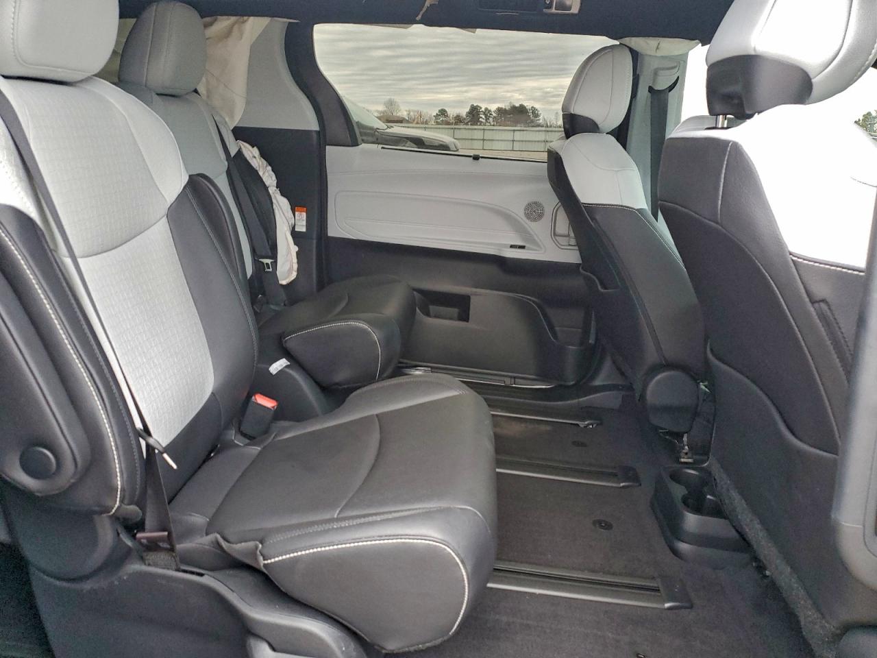2025 TOYOTA SIENNA XSE photo 11