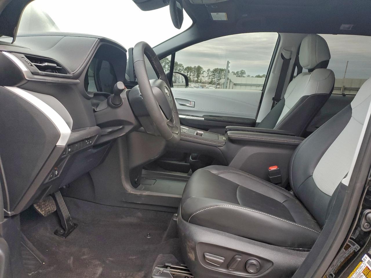 2025 TOYOTA SIENNA XSE photo 7