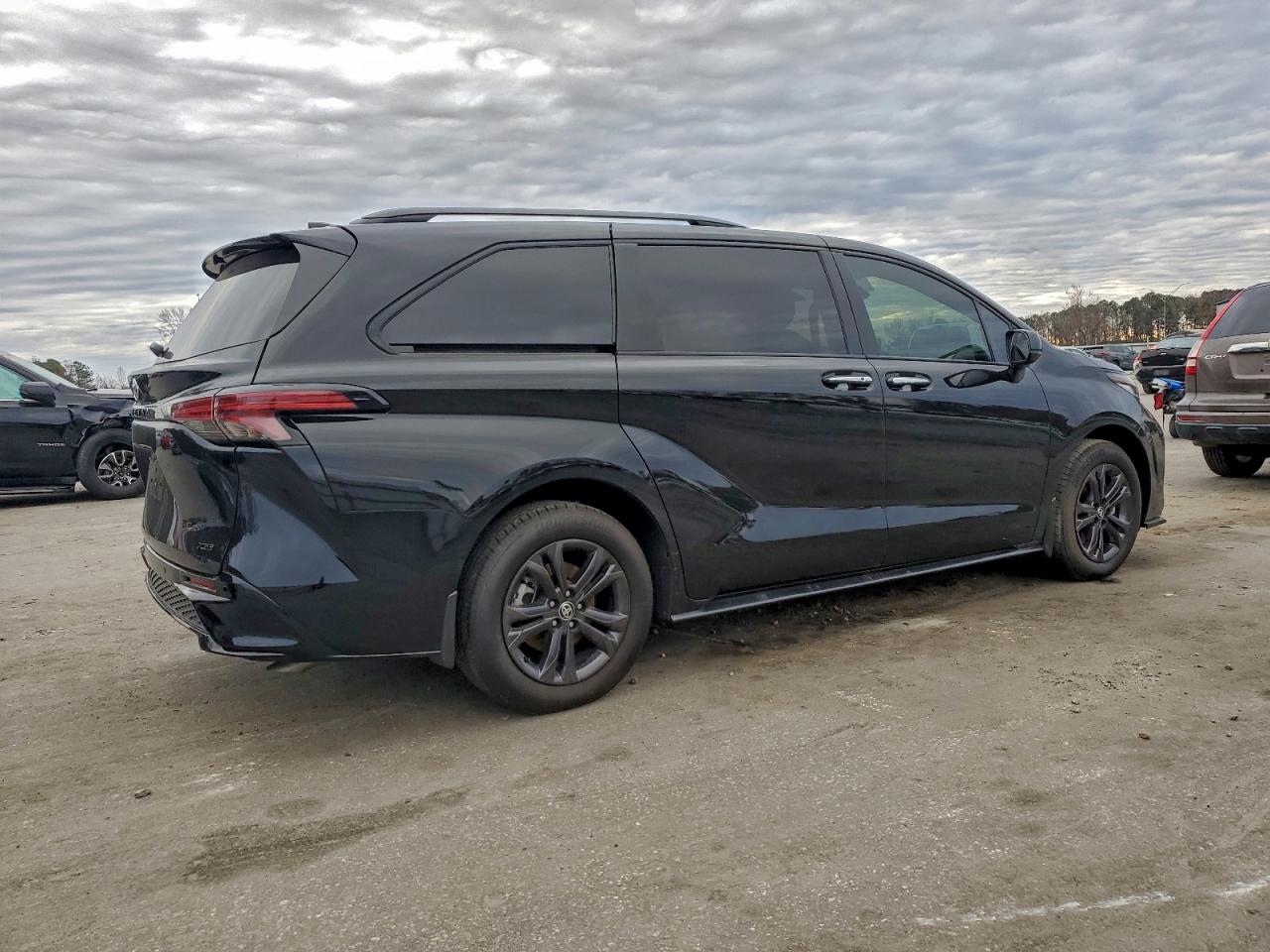2025 TOYOTA SIENNA XSE photo 3