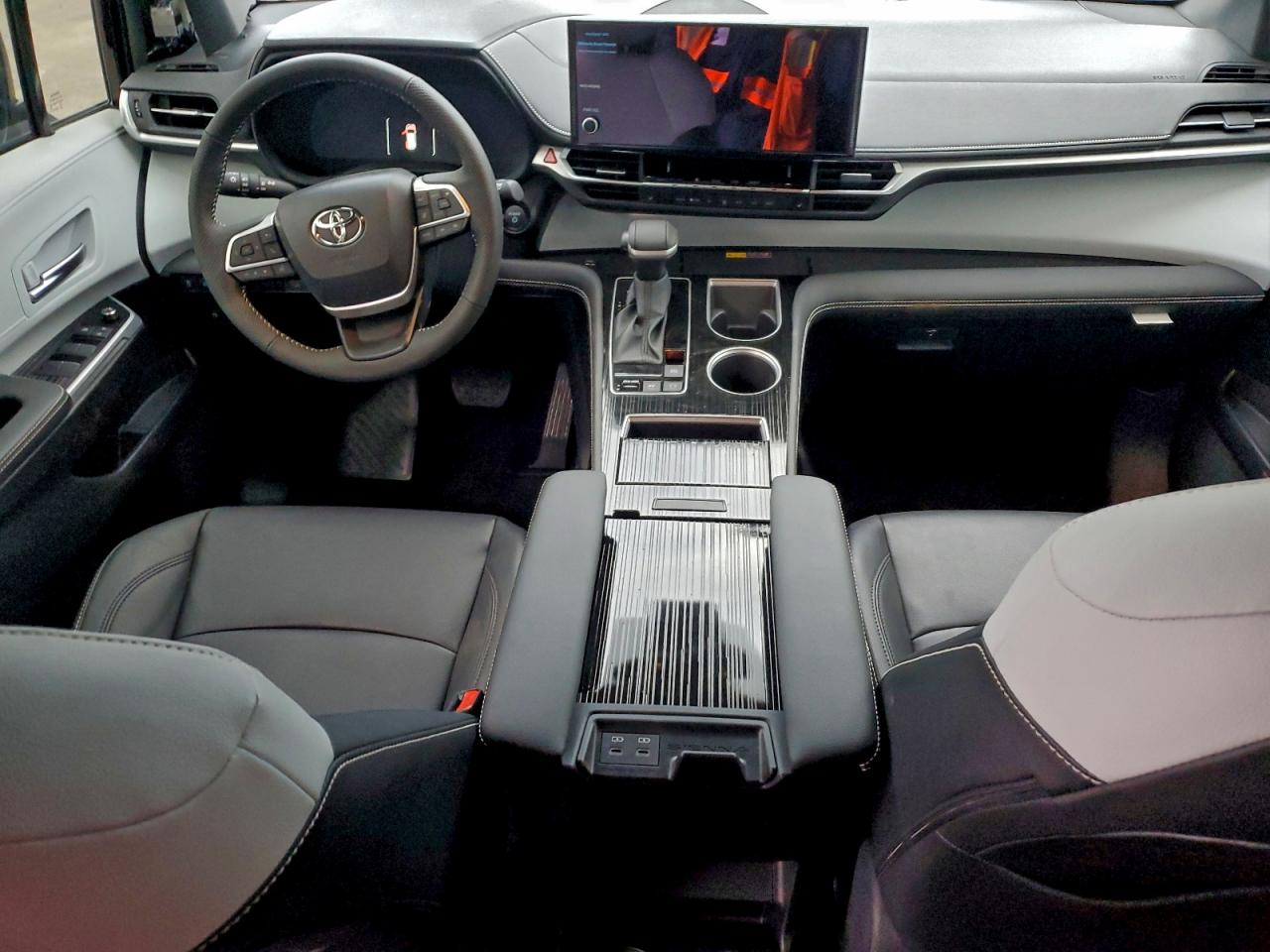 2025 TOYOTA SIENNA XSE photo 8