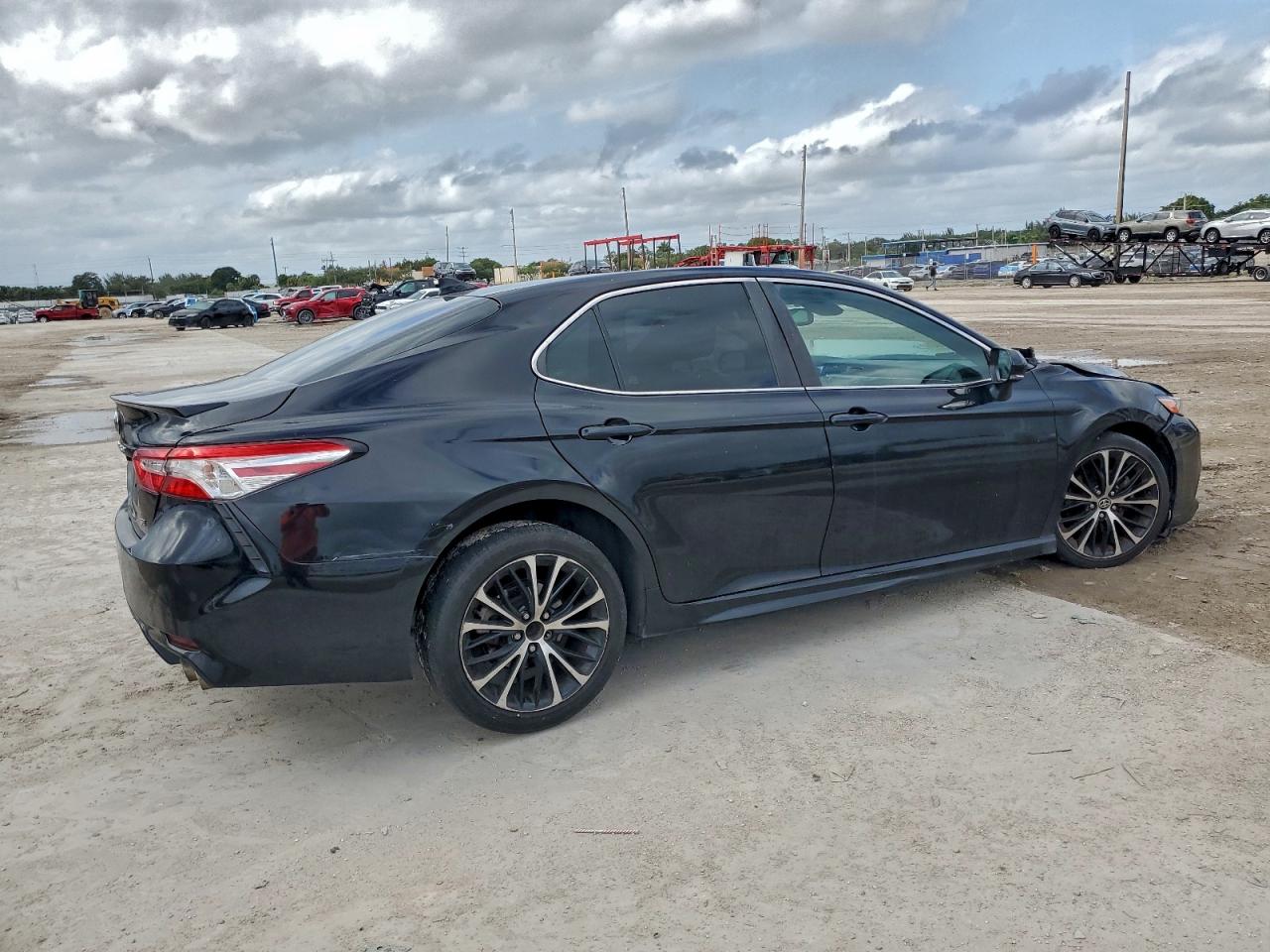 2020 TOYOTA CAMRY SE photo 3