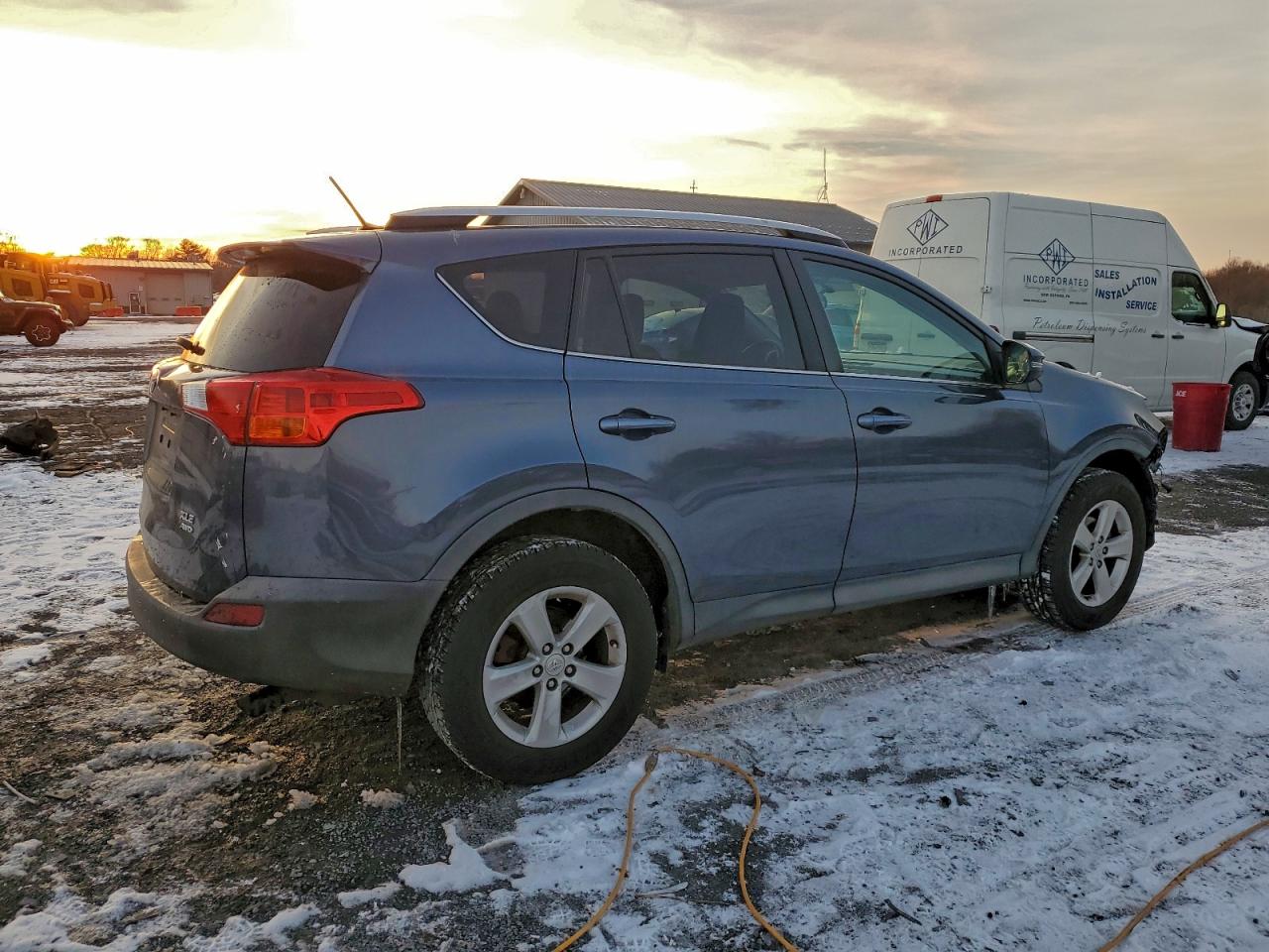 2013 TOYOTA RAV4 XLE photo 3