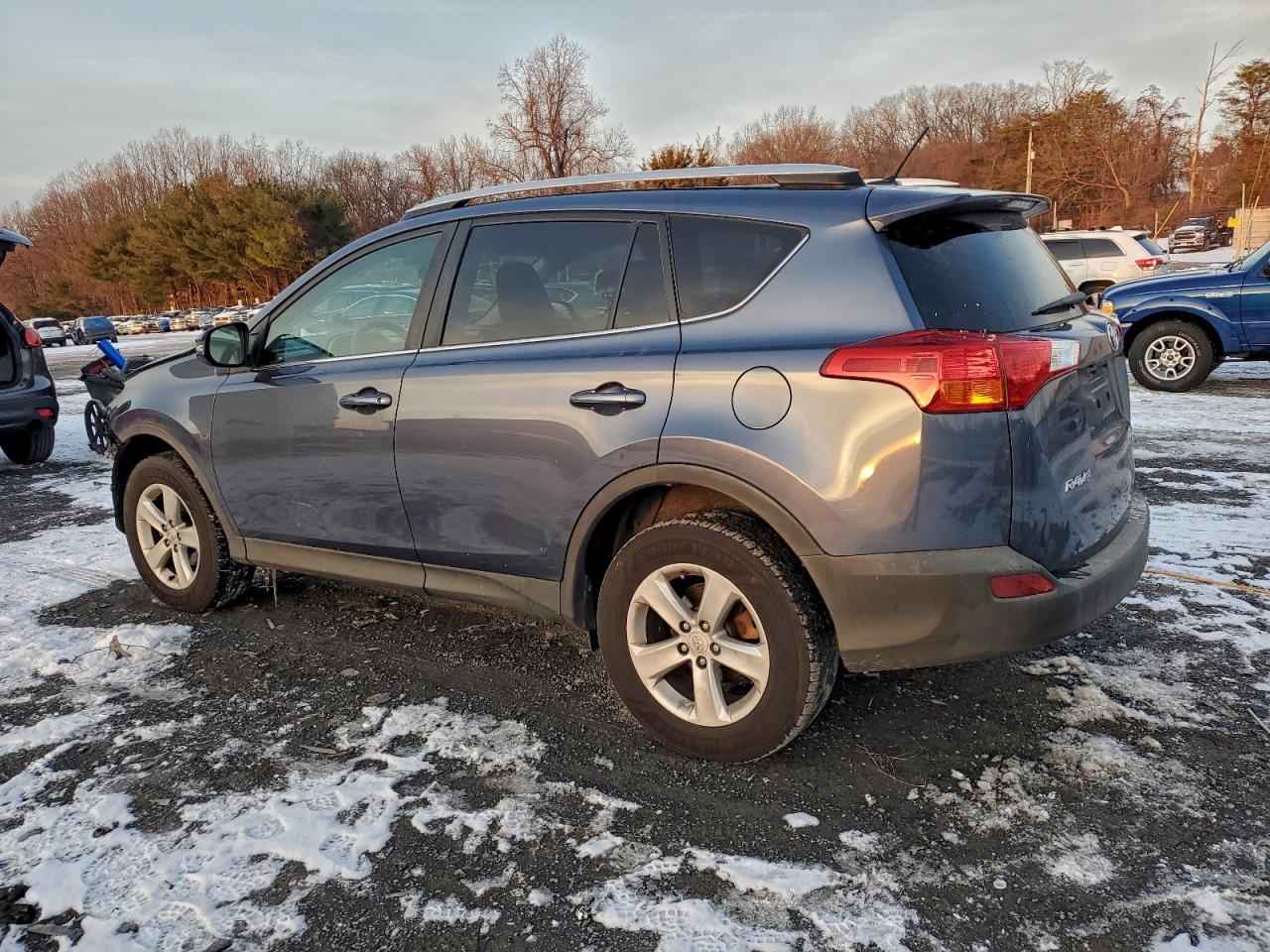 2013 TOYOTA RAV4 XLE photo 2