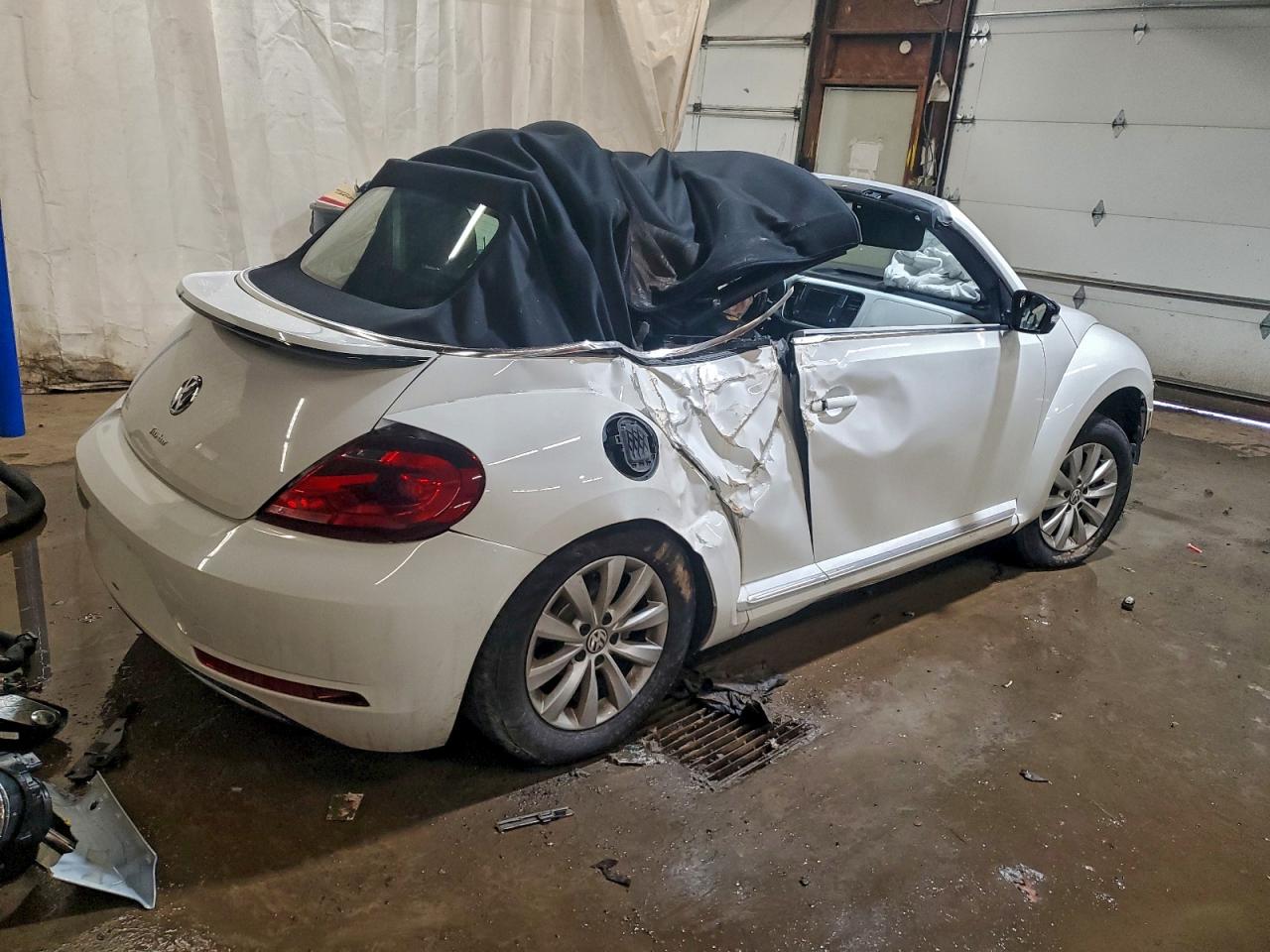 2018 VOLKSWAGEN BEETLE S photo 3