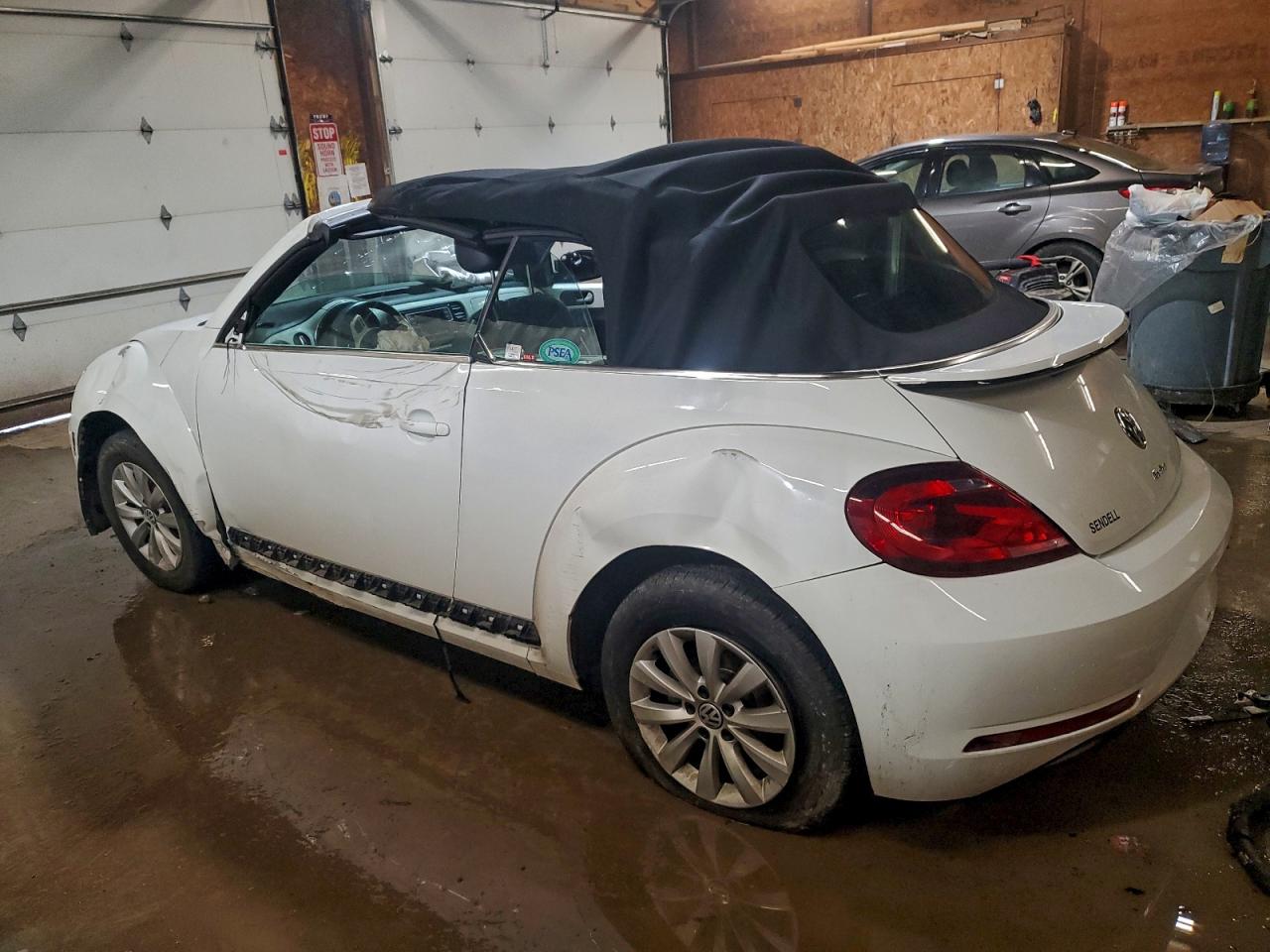 2018 VOLKSWAGEN BEETLE S photo 2