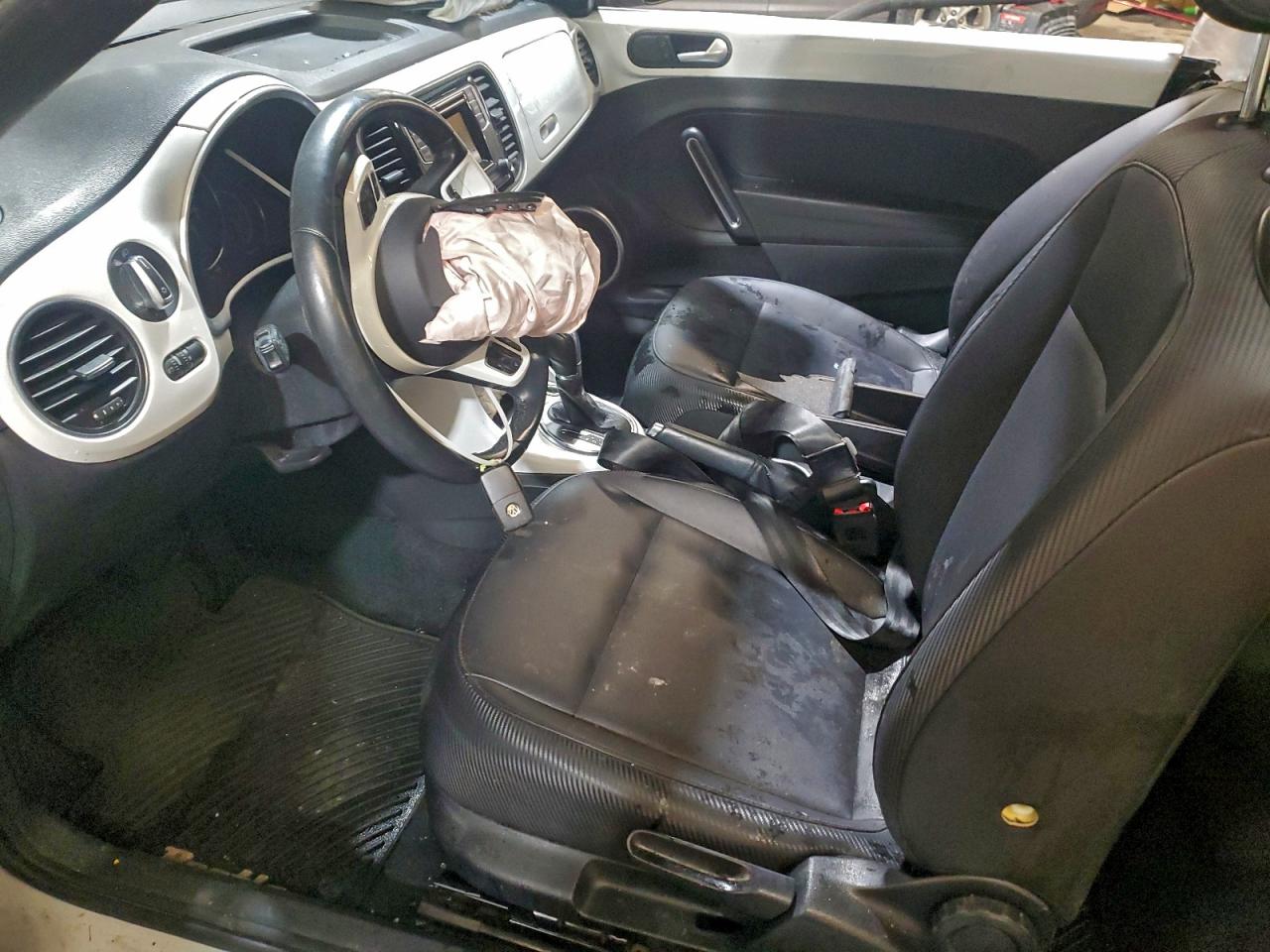2018 VOLKSWAGEN BEETLE S photo 7