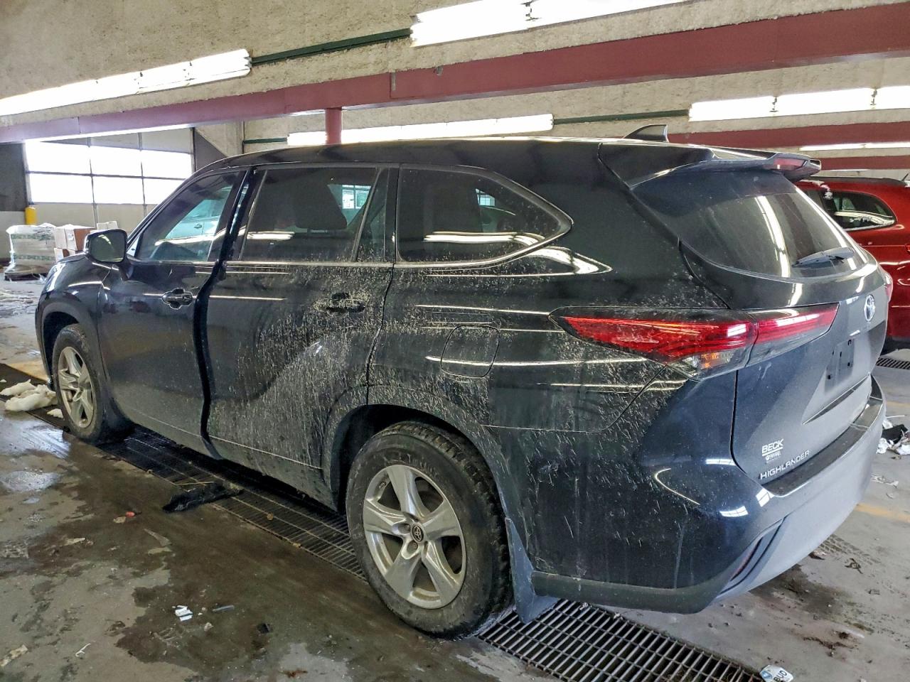 2022 TOYOTA HIGHLANDER LE photo 2