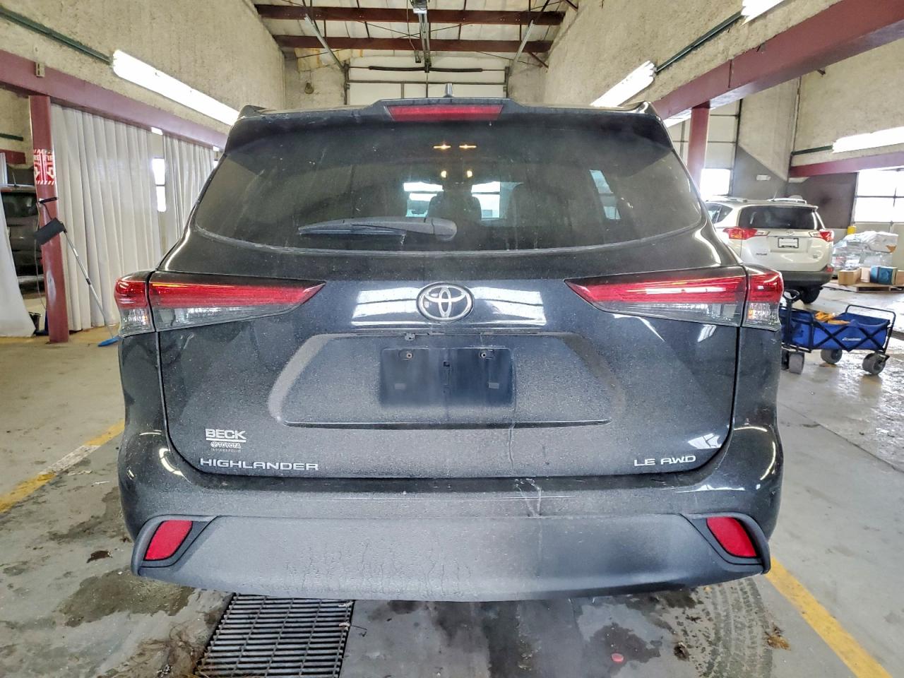 2022 TOYOTA HIGHLANDER LE photo 6