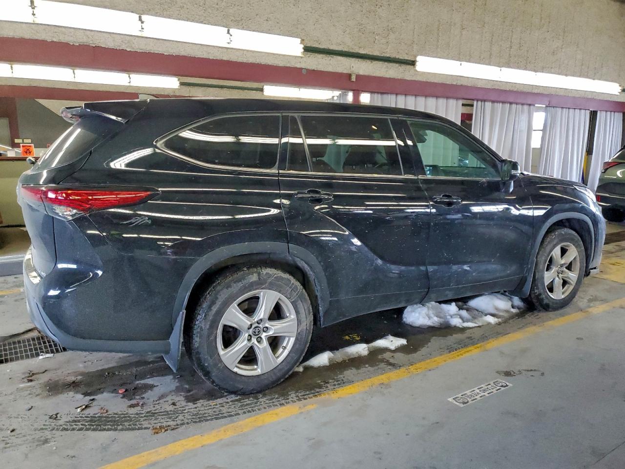 2022 TOYOTA HIGHLANDER LE photo 3