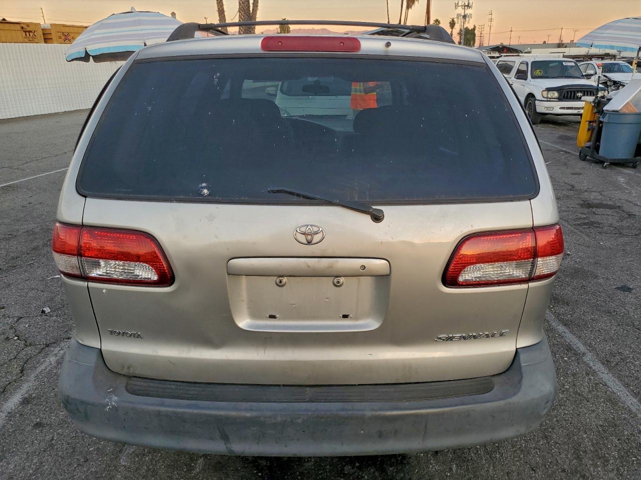 2001 TOYOTA SIENNA LE photo 6