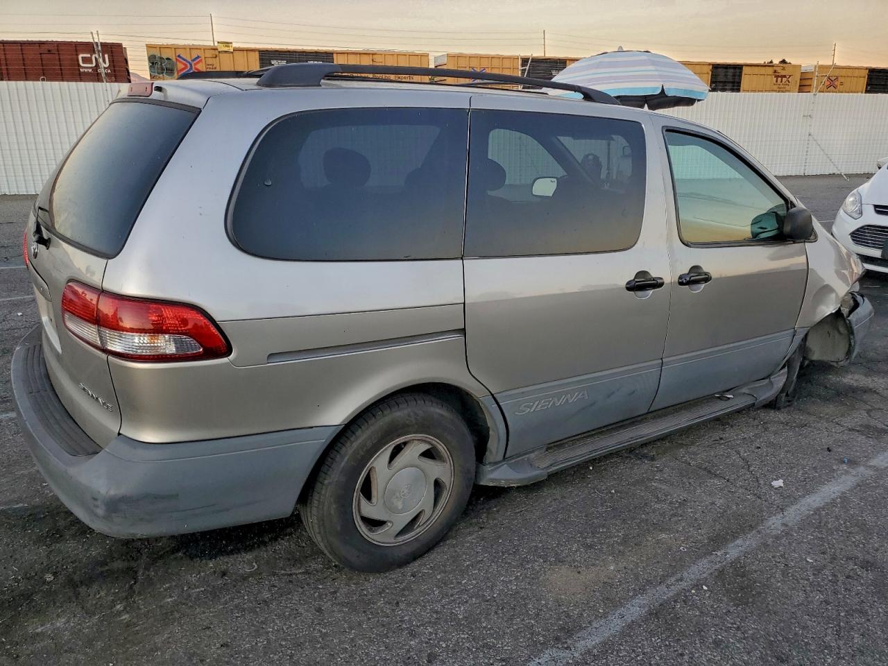 2001 TOYOTA SIENNA LE photo 3