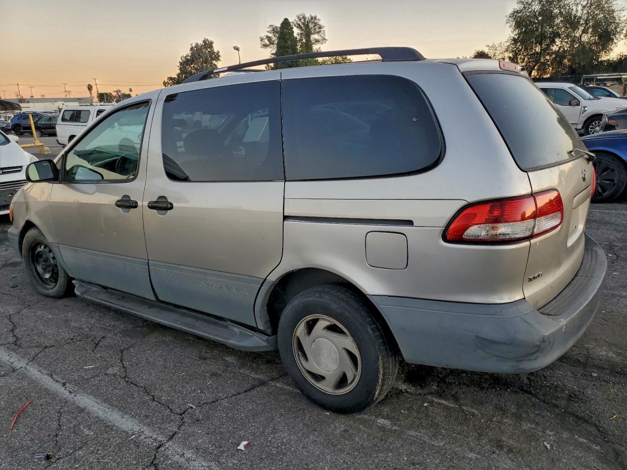 2001 TOYOTA SIENNA LE photo 2