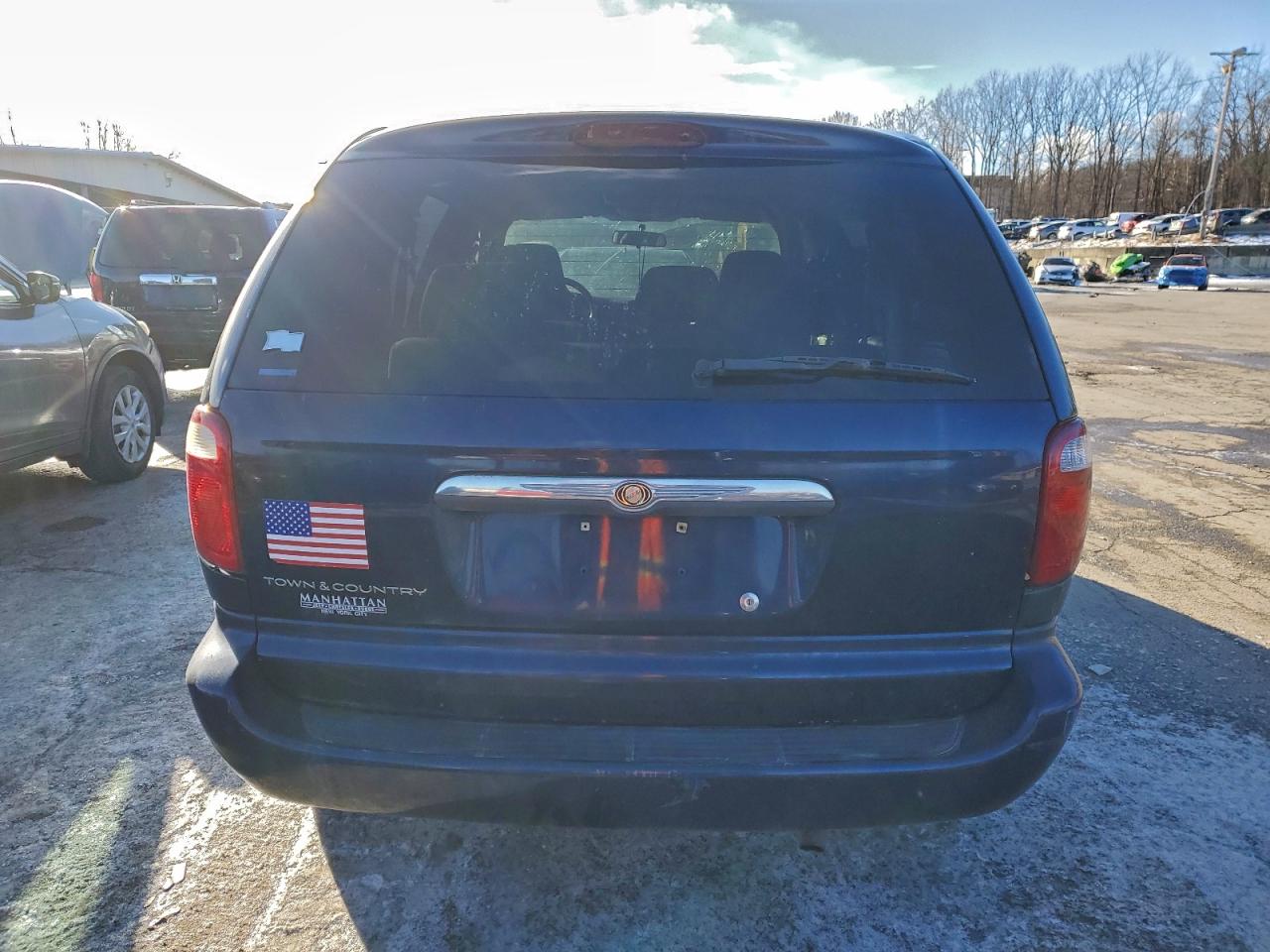2005 CHRYSLER TOWN & COUNTRY photo 6