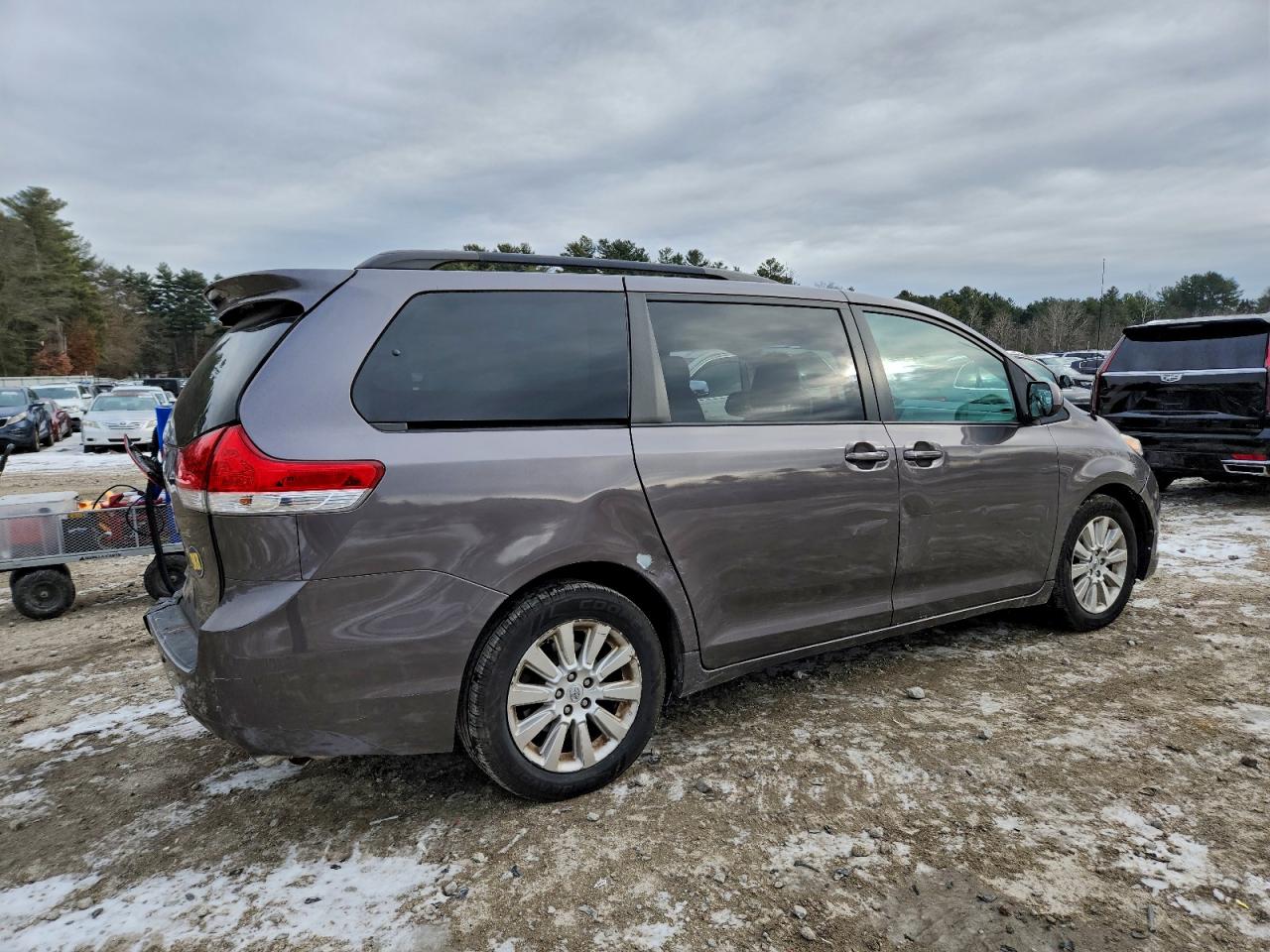 2014 TOYOTA SIENNA XLE photo 3